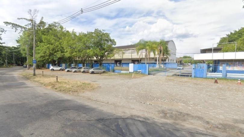 Prédio industrial localizado na Avenida Brasil, nº 43838, esquina com Estrada do Pedregoso.