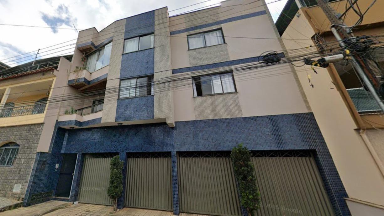 PAVIMENTO DE COBERTURA, perfazendo uma área total de 45,00m², na Rua Anselmo Martins Teixeira, nº 163, Bairro Colina do Jardim Glória, Ubá/MG