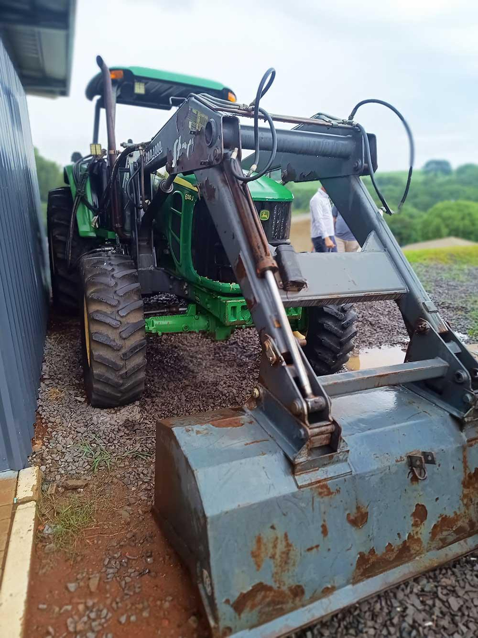 TRATOR JOHN DEERE 6130J C/ CONCHA STARA - ANO 2011